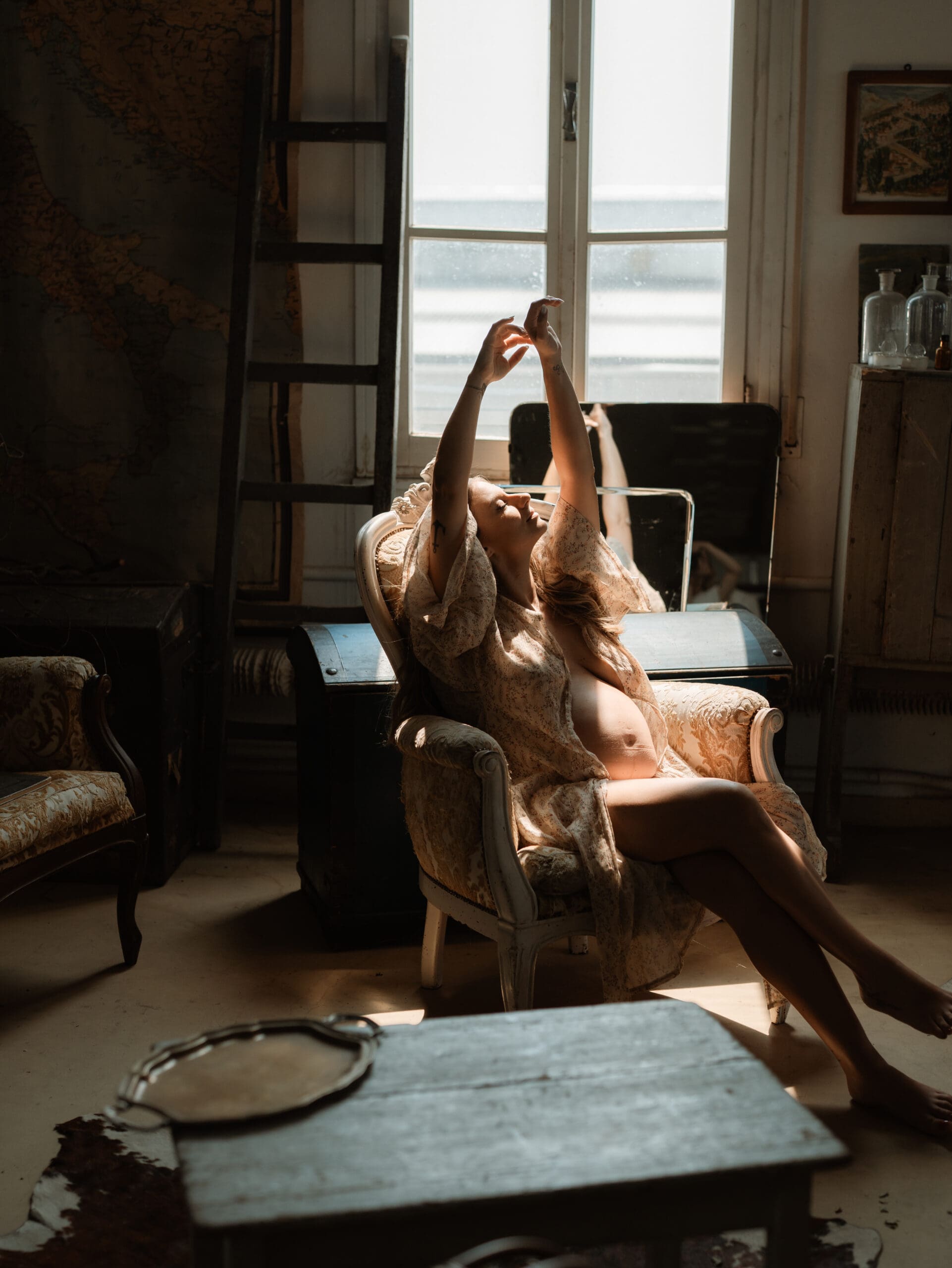 Ritratto maternità intimo e naturale in luce ambientale, fotografa di gravidanza a Bologna.